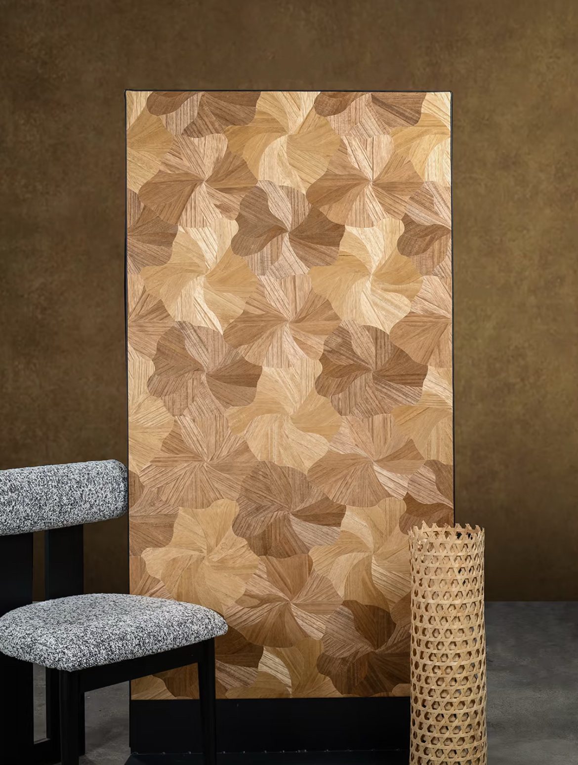 Marquetry patterned and decorative veneer
